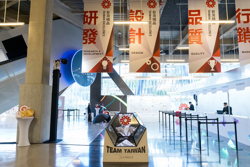 [雲端攝影]34屆台灣精品獎 頒獎典禮-最專業的團隊完成每場完美活動攝影，拍的不只好更要快! #即拍即印