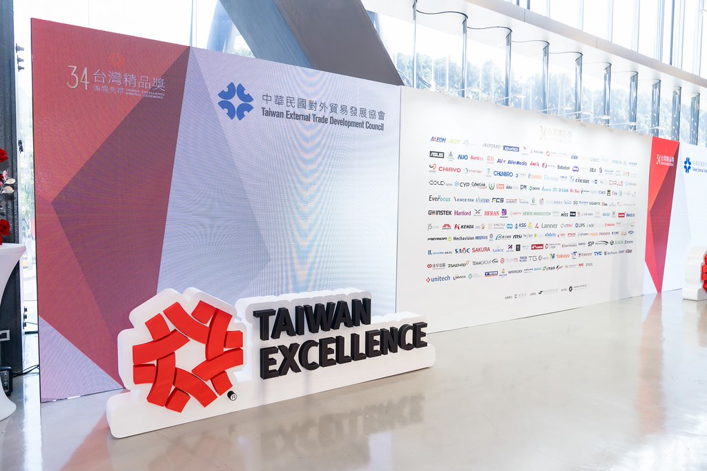 [雲端攝影]34屆台灣精品獎 頒獎典禮-最專業的團隊完成每場完美活動攝影，拍的不只好更要快! #即拍即印