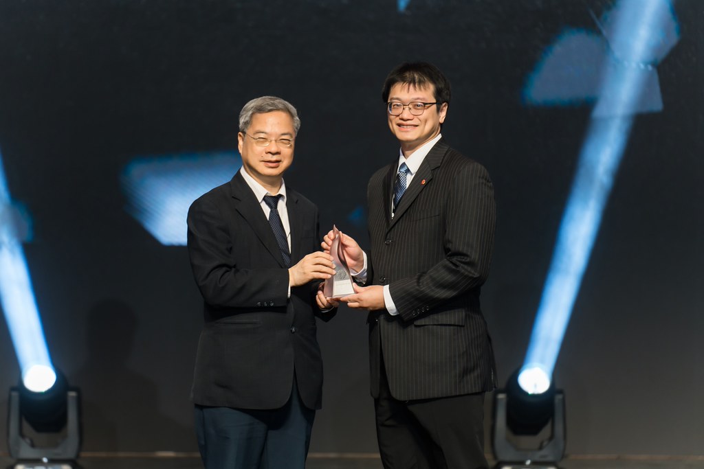 [雲端攝影]34屆台灣精品獎 頒獎典禮-最專業的團隊完成每場完美活動攝影，拍的不只好更要快! #即拍即印