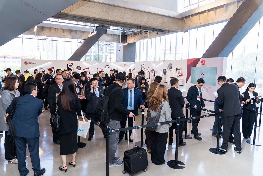 [雲端攝影]34屆台灣精品獎 頒獎典禮-最專業的團隊完成每場完美活動攝影，拍的不只好更要快! #即時攝影