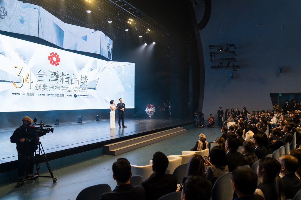 [雲端攝影]34屆台灣精品獎 頒獎典禮-最專業的團隊完成每場完美活動攝影，拍的不只好更要快! #即時攝影