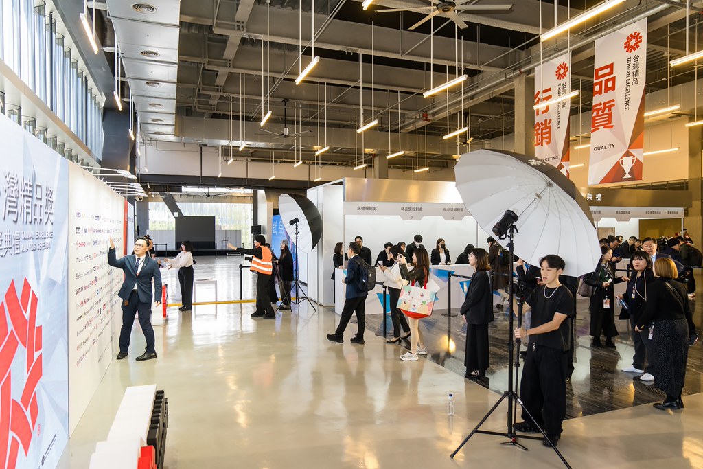 [雲端攝影]34屆台灣精品獎 頒獎典禮-最專業的團隊完成每場完美活動攝影，拍的不只好更要快! #尾牙攝影